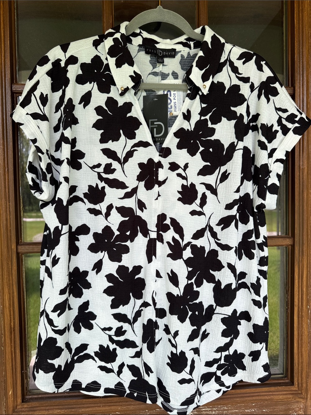 Fred David Black & White Floral Short Sleeve Button-Down Top